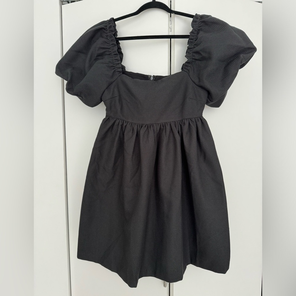Line and Dot Short Puff Sleeve Black Dress